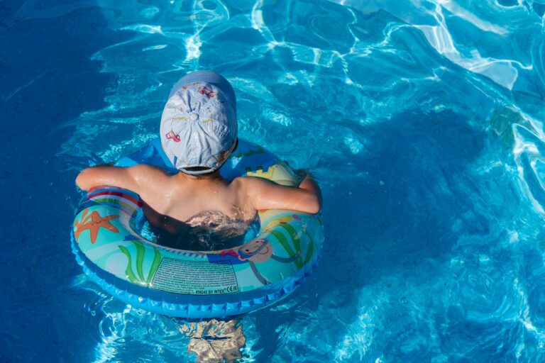 Enfant s'amusant dans la piscine du centre