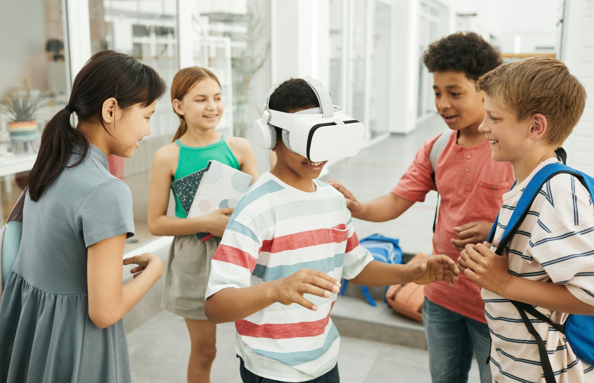 enfant atteint de troubles moteurs en séance de réalité virtuelle dans le cadre de la thérapie intensive.