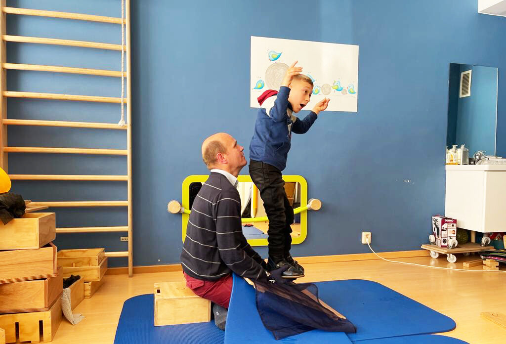 En thérapie intensive, Nicolas guinchard exerce la kinésithérapie Cuevas Medek Exercises auprès d'un enfant atteints de paralysie cérébrale ou d'infirmité motrice cérébrale.