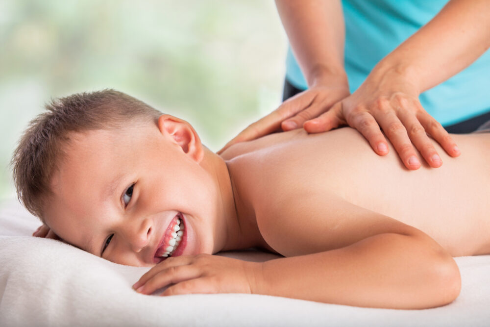 massage bien-être exercé sur un enfant atteint de paralysie cérébrale ou d'infirmité motrice cérébrale dans le cadre de la thérapie intensive.